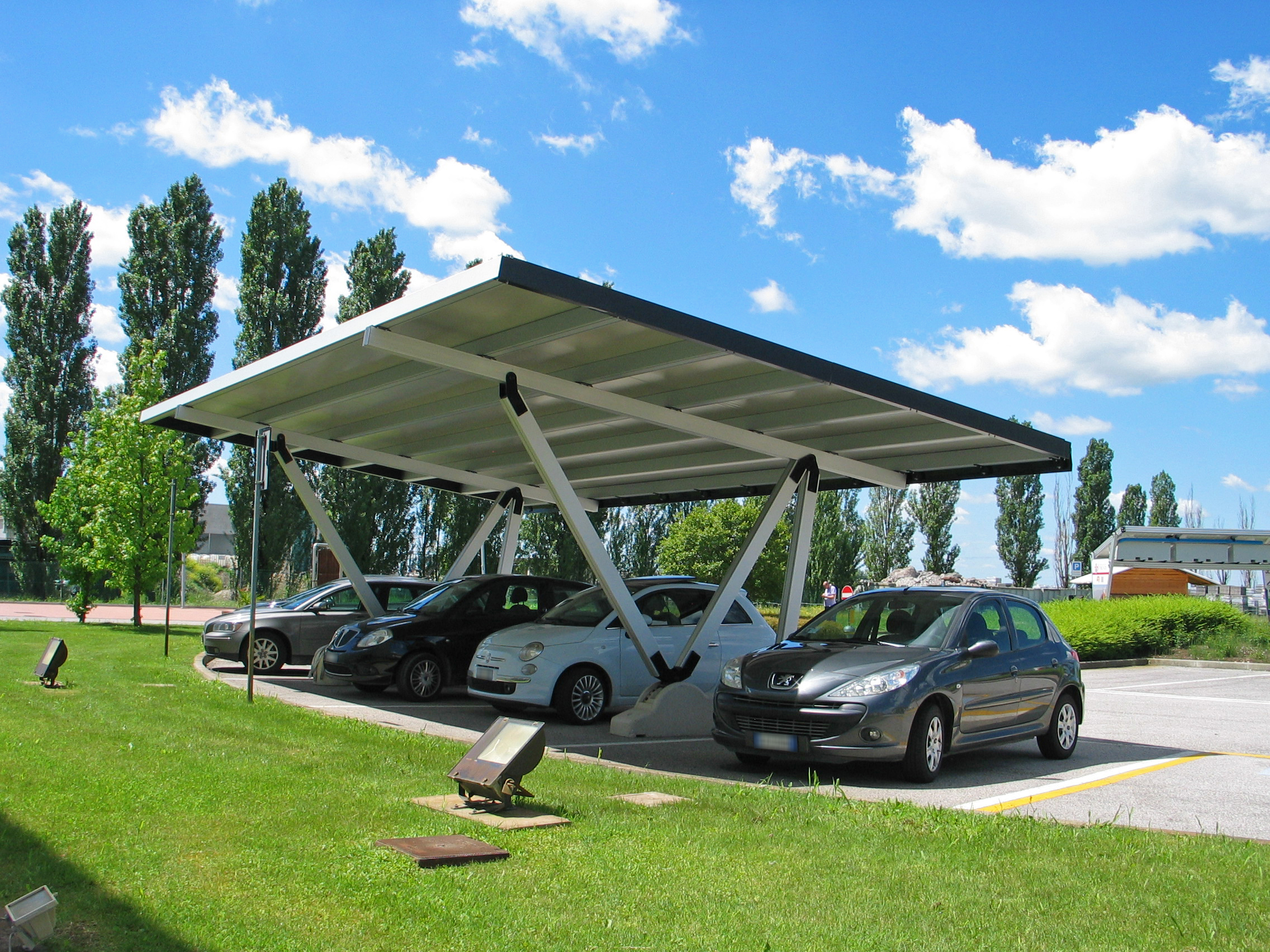 Временный навес. Павильон для автомобиля Voeroka Carport. Solar Carport. Навесы для автомобилей. Навес под автомобиль.